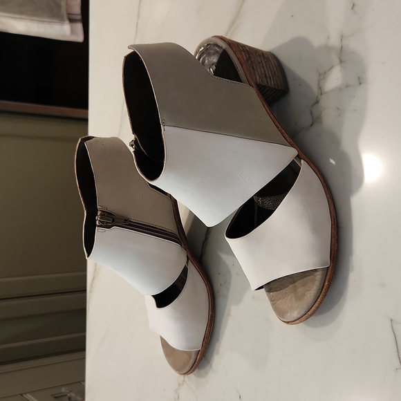 COCLICO stack heel sandals - Picture 8 of 9